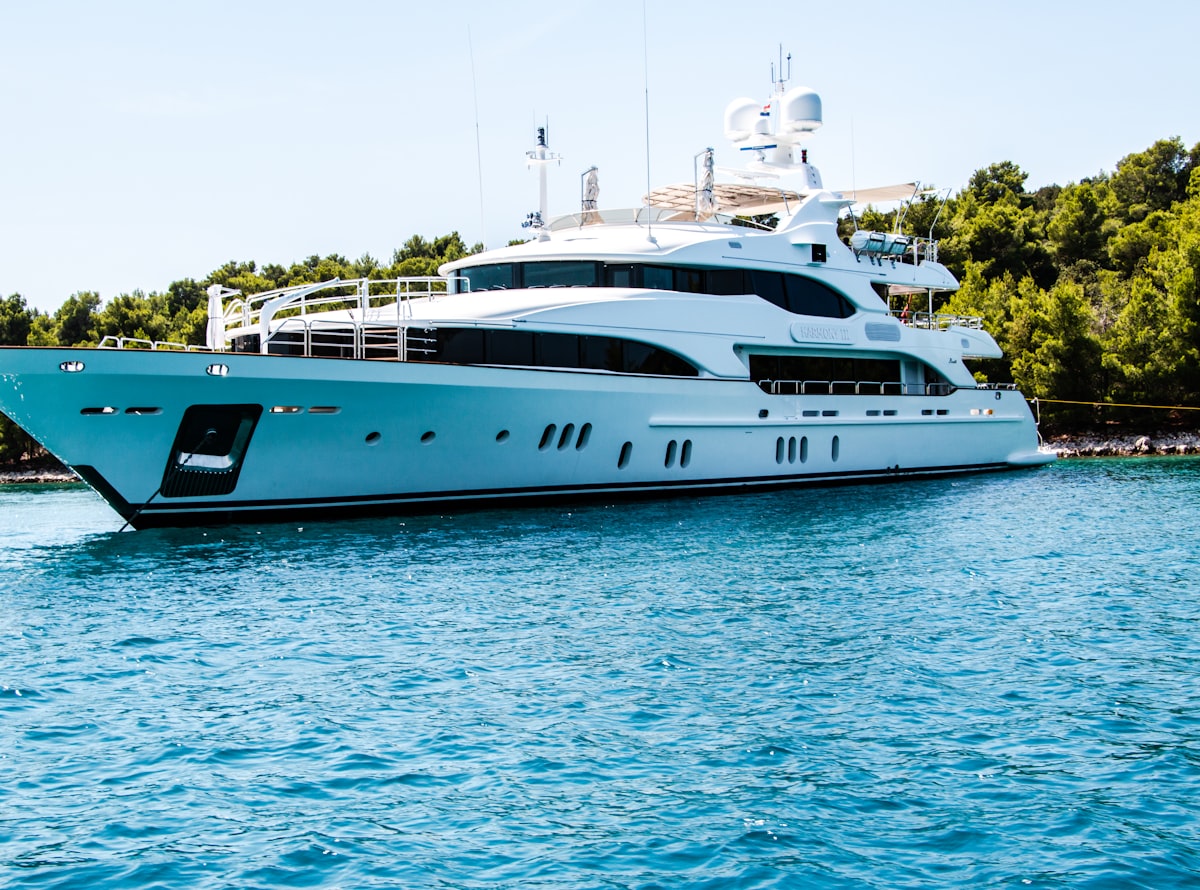 How Much Does It Cost to Rent a Yacht for a Day in Dubai?